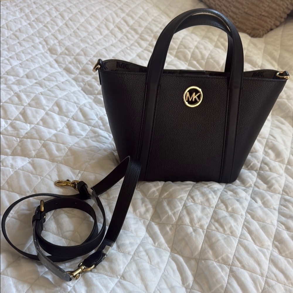 Michael Kors Black Crossbody Bag with Elegant Design